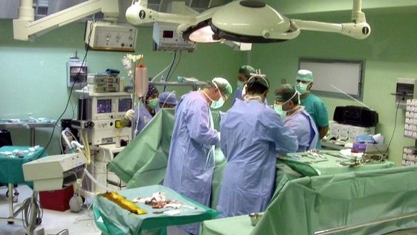 Medico in sala operatoria gioca con il cellulare e sbaglia anestesia, quello che succede al paziente è tremendo