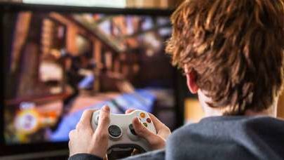 Ragazzo 21enne sta giocando ai videogame, passa il gatto che gli stacca la spina quello che fa il ragazzo è raccapricciante