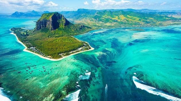 Va in viaggio di nozze alle Mauritius ma lì conosce una neosposa e tradisce la moglie