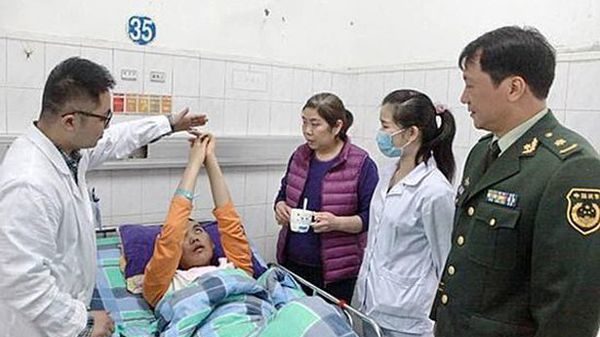 Uomo in coma da un anno si risveglia nel momento in cui gli infermieri gli fanno sentire l’odore dei soldi