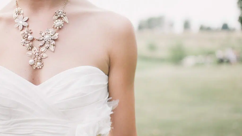 Compra un abito da sposa, vuole le modifiche ma il titolare del negozio rifiuta di farle, cosa accade dopo diventa virale