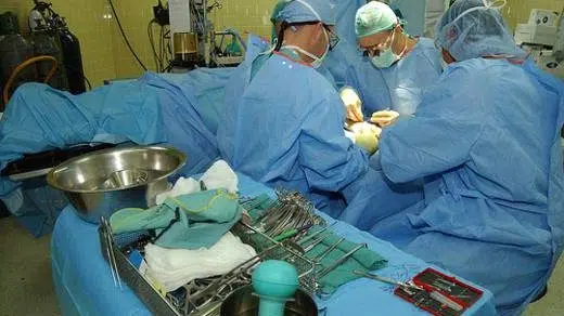 Donna di 51 anni ha reflusso e fortissimi e continui dolori di stomaco, i medici la operano e trovano qualcosa d’impensabile e da record