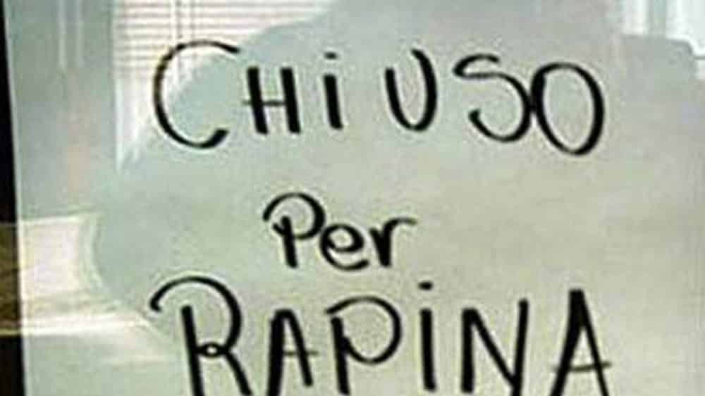 Dipendente della banca riesce a fermare un rapinatore ma viene licenziato perché ha violato la politica della banca in tema di rapine