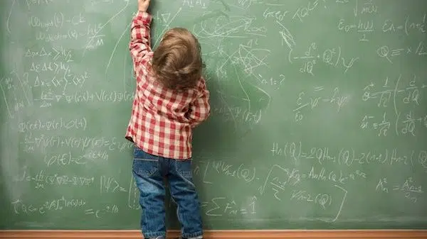 Asilo, bimbo di 4 anni per le maestre è un demonio, il motivo? Usa la mano sinistra per scrivere