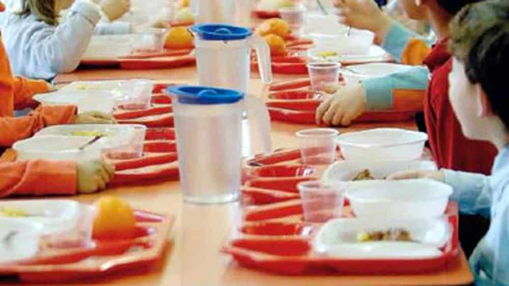 Cuoca di una mensa scolastica dà da mangiare a un’alunna povera, quello che le succede dopo è impensabile