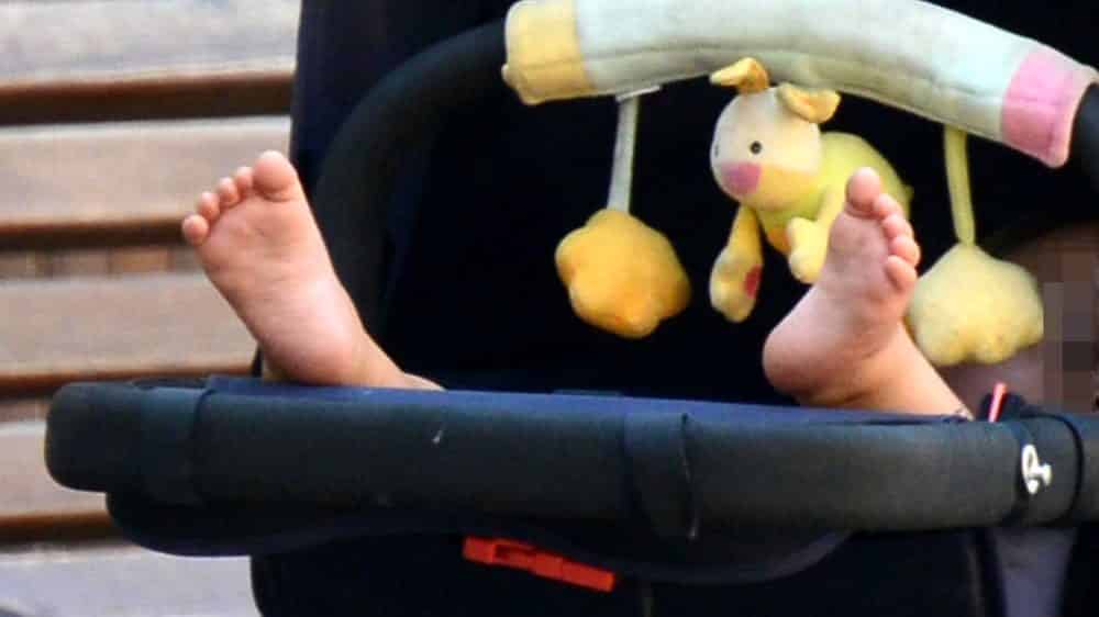 La mamma lascia il bambino fuori dal negozio nel passeggino quando esce non lo trova più, il bambino quando diventa grande chiama Chi l’ha visto: “Sono io quel bambino”