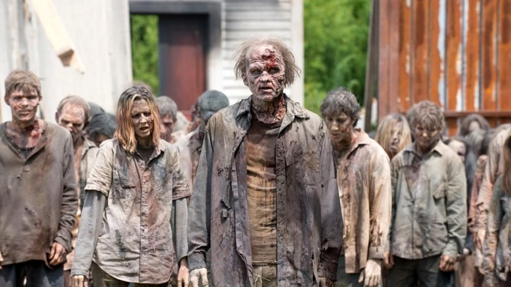 Si licenzia da una grande azienda per diventare uno zombie professionista, trova lavoro dopo 3 ore