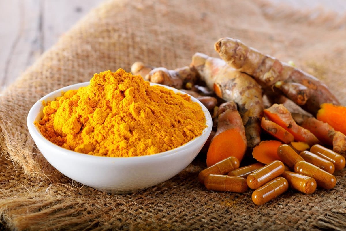 Naturopata consiglia di curare l’eczema con una iniezione di curcuma, 30 enne segue il consiglio e le succede qualcosa di tremendo