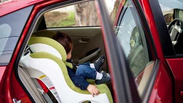 Per dare una lezione alle sue figlie le lascia chiuse nell’auto, le due bambine di due anni e 16 mesi muoiono soffocate