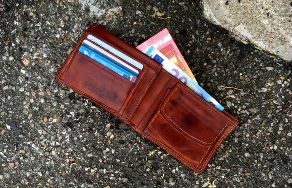 Perde il portafogli e lo ritrova dopo 27 anni