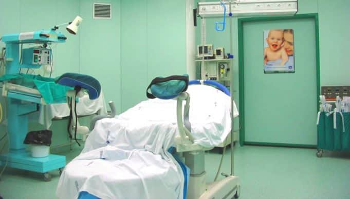 In sala operatori i medici si presentano ubriachi che fanno cose orribili, le foto girano su face book