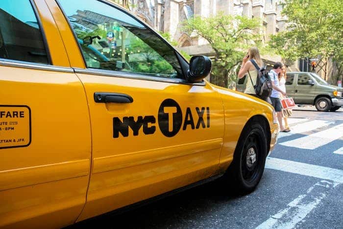 Donna anziana dimentica in taxi borsa con dentro 14.000,00 euro e il tassista viaggia per 400 KM per restituirglieli