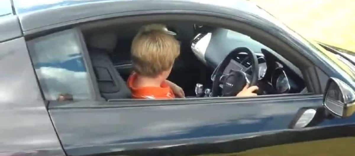 Bimbo di 8 anni prende la sorellina di 4 anni, la carica sull’auto del padre e guida fino a Mc Donald’s, aveva imparato da YouTube