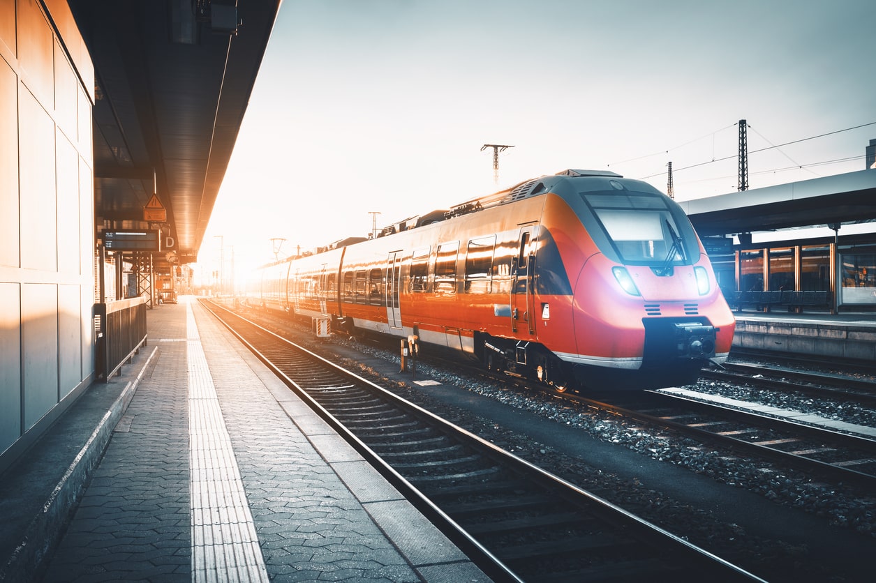 Prende il treno per un viaggio lungo e sta al telefono per 16 ore