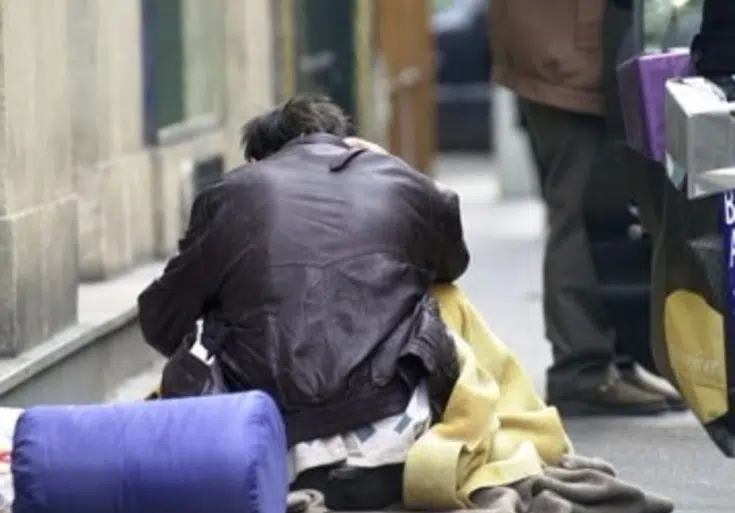 Bimbo porta tutti i soldi che aveva messo da parte a un senzatetto, la reazione dell’uomo però è inaspettata