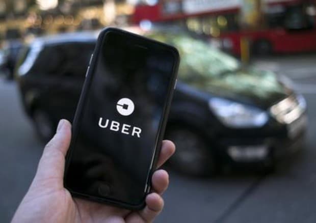 Chiama Uber per essere accompagnata dall’amante ma l’autista è il marito