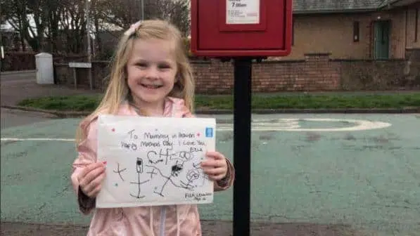 Scrive una lettera indirizzata in cielo alla mamma in Paradiso morta per un cancro, la risposta arriva alla bimba di 6 anni