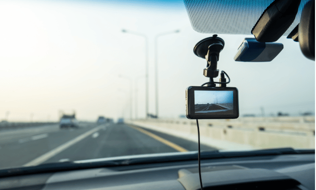 Porta l’auto dal meccanico e grazie alla telecamera di bordo scopre un incredibile truffa