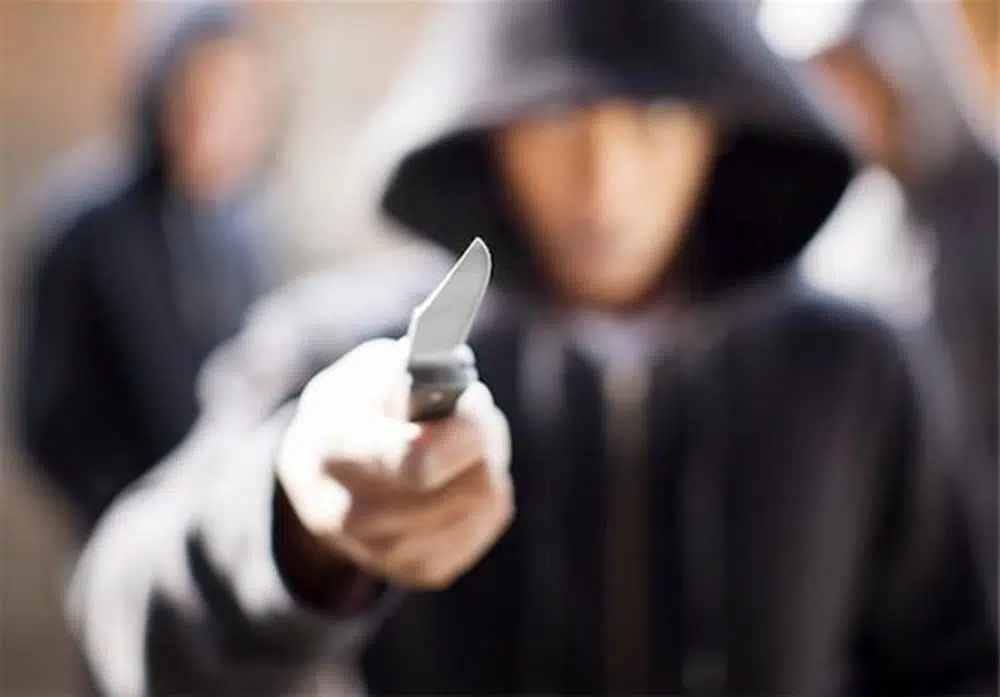 Uomo entra in un negozio fa una rapina e si scusa tantissimo con il proprietario, Mi dispiace ma ho le bollette e i bambini devono mangiare, come reagisce il rapinato