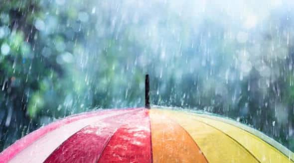Allerta meteo per oggi in nove regioni, allarme arancione per Liguria, Lombardia, Piemonte e Toscana, si prevedono abbondanti piogge e rischio alluvioni, scuole chiuse in alcuni comuni