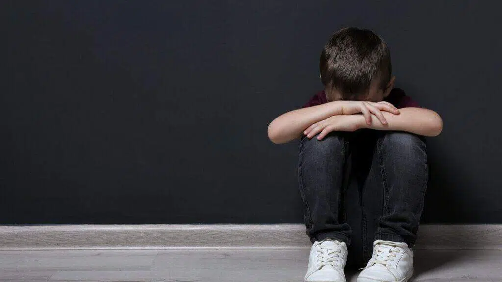 Chiude la sua impresa rimane senza lavoro e decide di mettere in vendita il figlio di sei anni “per dare una vita dignitosa alla moglie e alla figlie”