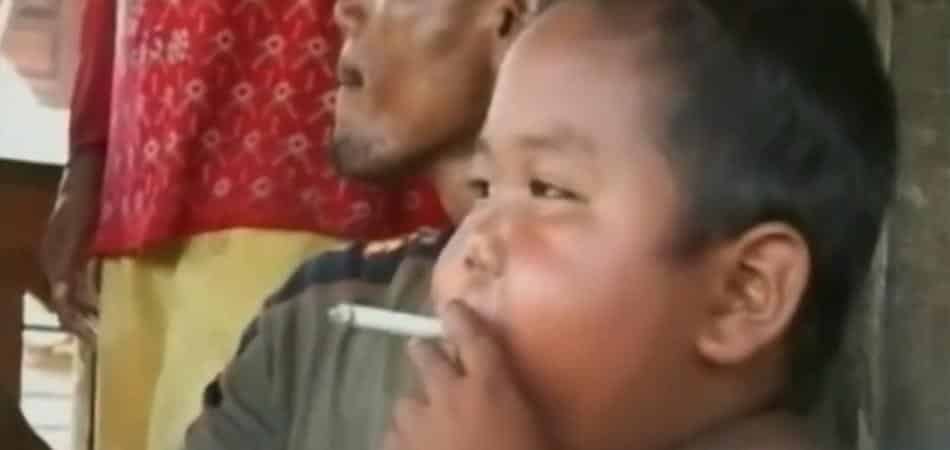 Fuma 40 sigarette al giorno, ha due anni e non riesce a smettere