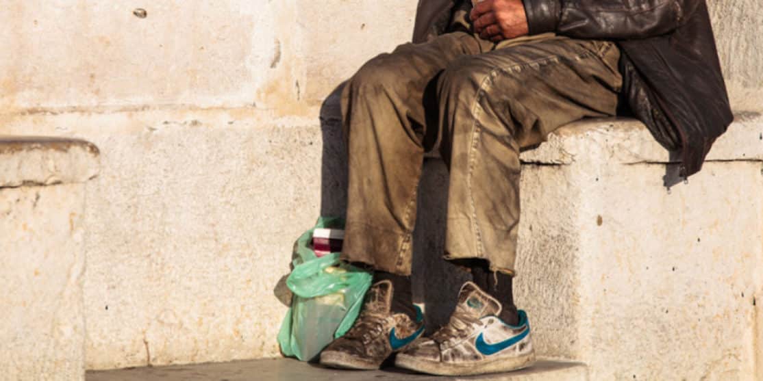 Un uomo decide di mangiare un giorno a settimana con un barbone, il motivo è impensabile