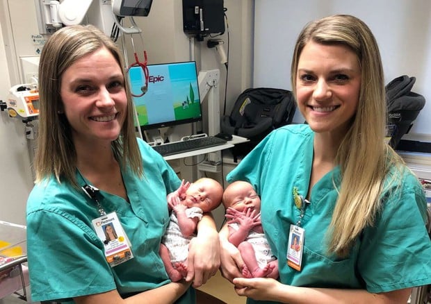 Incredibili coincidenze, infermiere giovanissime identiche assistono nella stesso ospedale dove sono nate 26 anni fa a un parto gemellare come il loro