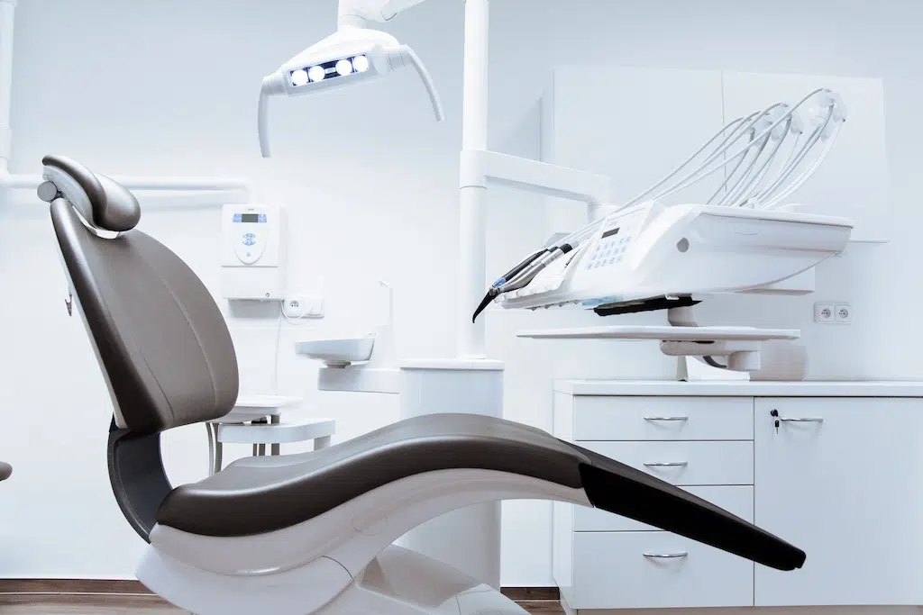 Dentista cura il paziente per gengivite ma era un melanoma, l’uomo muore per diagnosi errata