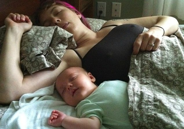 Una mamma ha deciso di dormire nella culla con la sua bambina, il motivo è terribile