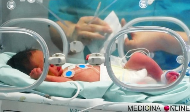 Appena nato i medici dicono alla mamma che è morto, lei lo coccola per due ore e il bambino da segni di vita