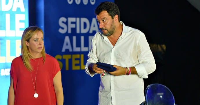 Matteo Salvini e la secca risposta alla sardina Mibras Asfa: :”Io sono Matteo, sono cristiano, sono figlio di mia mamma che si chiama Silvana e di mio papà che si chiama Ettore, spero di non dare fastidio a nessuno perché nel mio Paese il cristianesimo è una tradizione”.