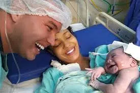 Appena nata i dottori la mettono sul cuore della mamma, il papà è lì vicino e accade una cosa incredibile