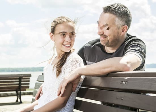 15enne chatta con uno sconosciuto per un anno gli invia foto osè, poi al primo incontro. l’incredibile scoperta è il padre