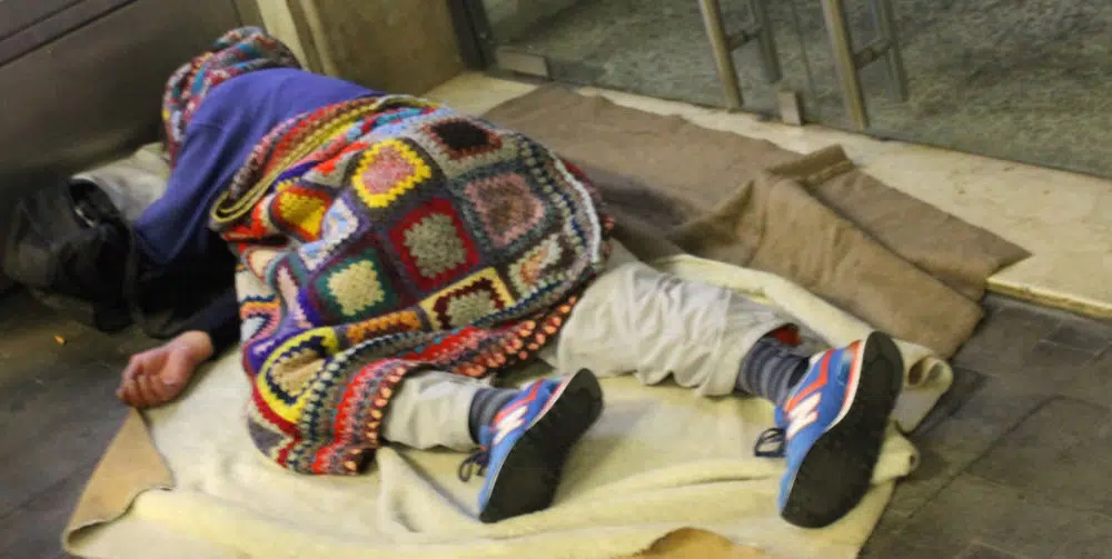 Benefattore va in giro a donare panettoni ai senzatetto: “Anche io sono stato povero, ora donare mi arricchisce”