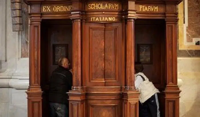 Il prete è sordo, il suo apparecchio per sentire si è rotto e assolve tutti i peccatori, in pochissimo tempo in chiesa si forma una fila di peccatori lunghissima