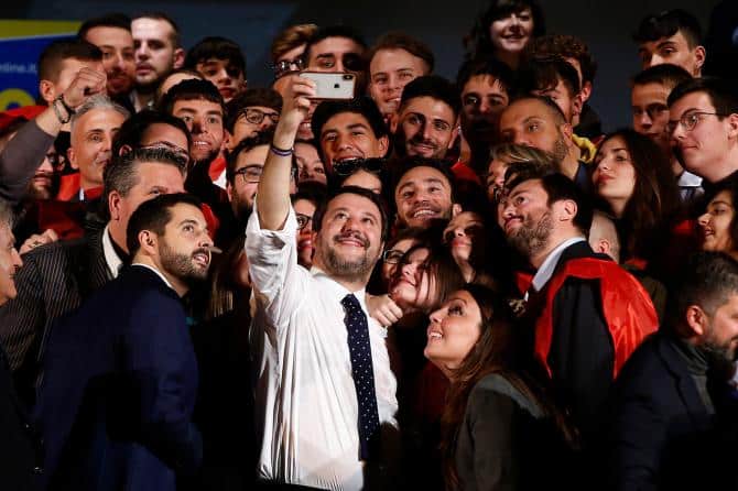 Un selfie con Salvini dopo un comizio gli costa il posto, quel giorno era in malattia