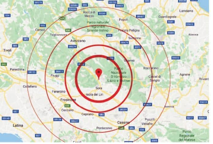 Terremoto in tempo reale oggi , nuove scosse nella zona tra l’Aquila e Frosinone, sciame sismico avvertito anche a Roma, gente per strada e tanta paura