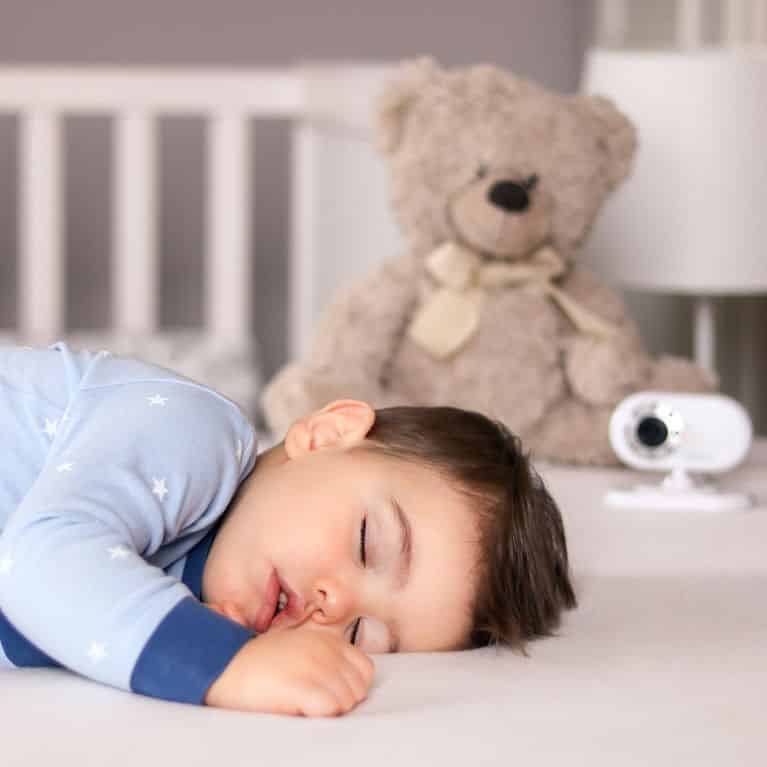 La mamma controlla dal baby monitor il suo bambino e rimane inorridita, cosa c‘è nella culla