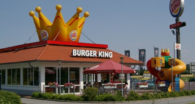 Incinta le viene vietato di utilizzare il bagno al Burger King perché il marito non aveva ancora pagato il conto