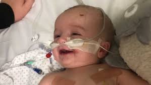 Dopo pochi giorni di vita ha un arresto cardiaco, i medici inducono il coma e poi quando si sveglia il primo sorriso è per il papà