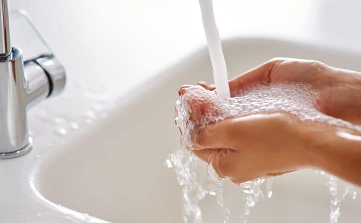 Lavare le mani è fondamentale, cosa si rischia in caso di scarsa igiene