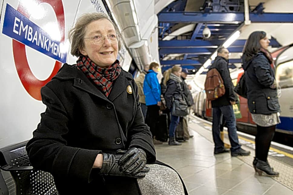 Ogni mattina aspetta la metro per sentire la voce del marito su un nastro registrato