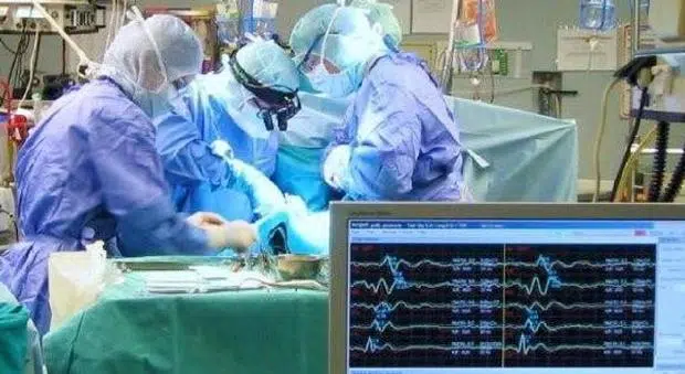 Bambina gioca a fare il ponte e quando la mamma entra nella sua cameretta comincia a piangere e ad urlare