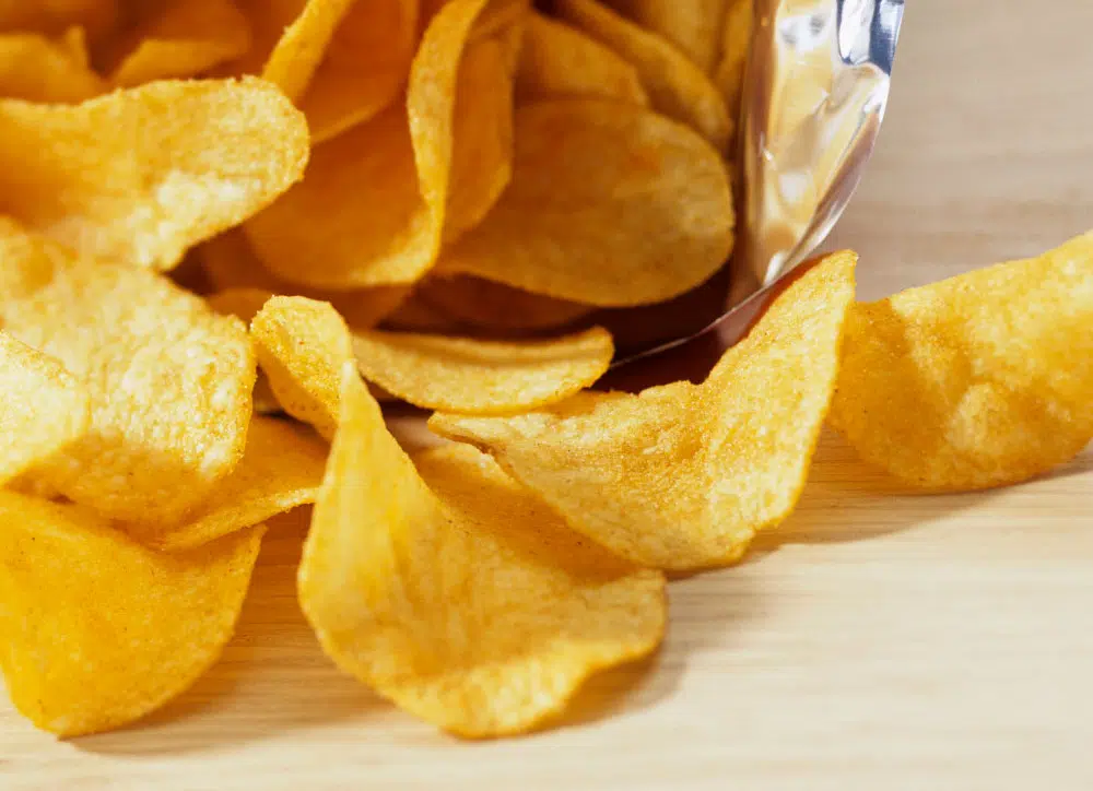 Trovano un topo morto nel pacchetto patatine, ma i giudici assolvono la ditta perché è stato fritto a parte