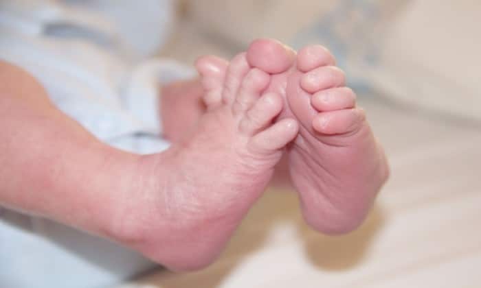 Al dottore sfugge il bambino appena nato dalle mani e cade sul pavimento, poi dice alla mamma, potrai averne altri