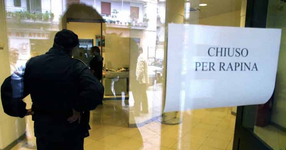 Rapinatore rapina una banca e fugge con il bottino ma poi restituisce i soldi a rate