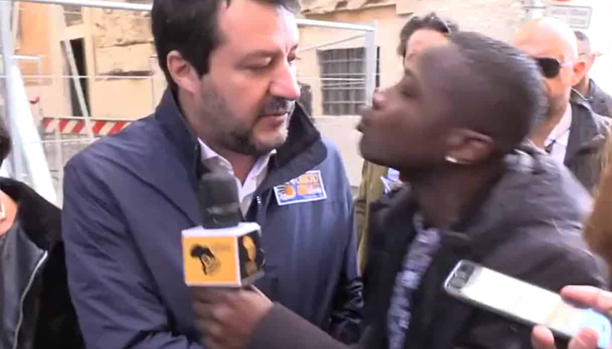 Salvini braccato da un giornalista di colore, “Bacio in bocca no, che schifo. Preferisco altri baci, non perché sei nero ma permettimi di baciare chi mi pare”