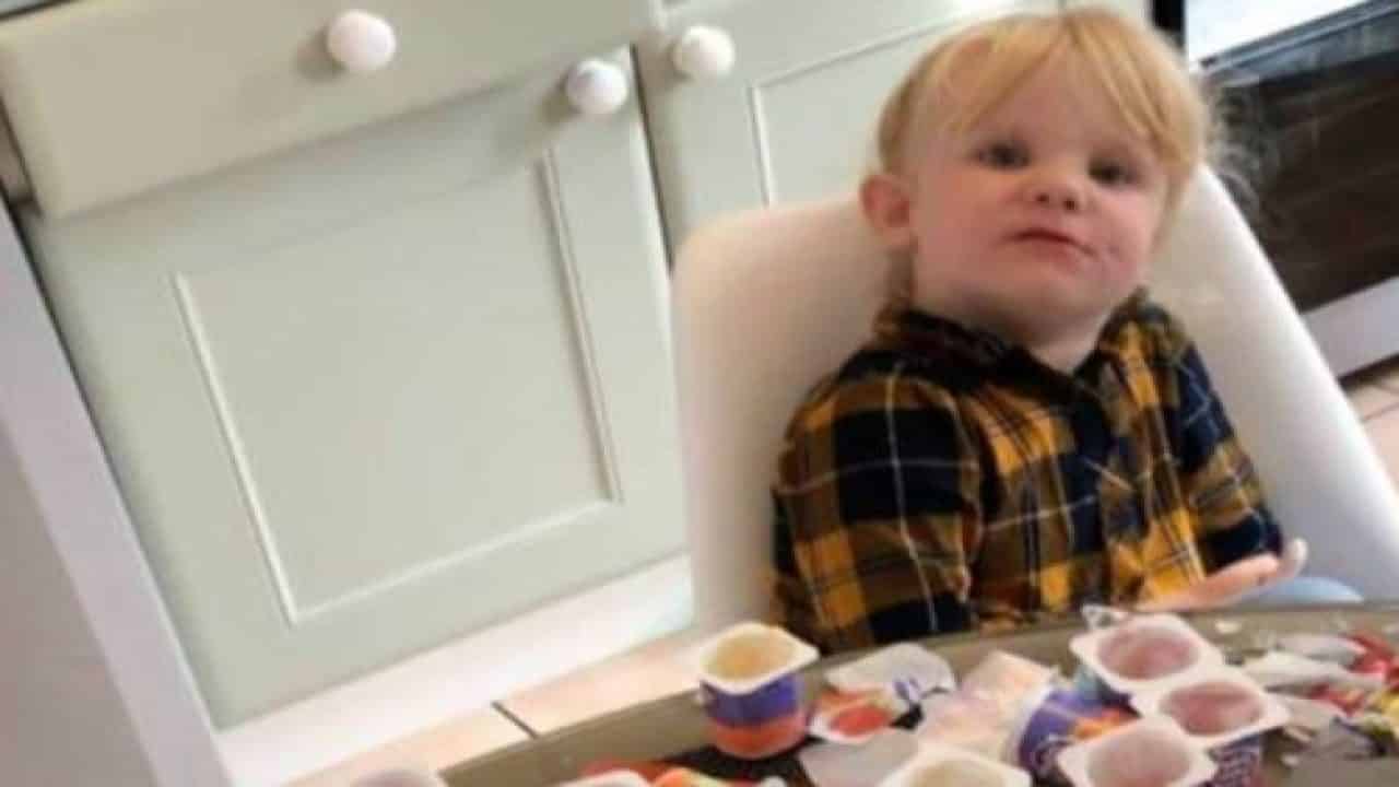 Un papà lascia la bambina di tre anni per diversi minuti da sola in cucina, quando torna la piccola ha mangiato 18 vasetti di yogurt