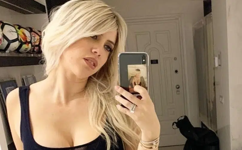 Wanda Nara accende i suoi fan con una foto hot sulle scale, tantissimi i commenti bollenti